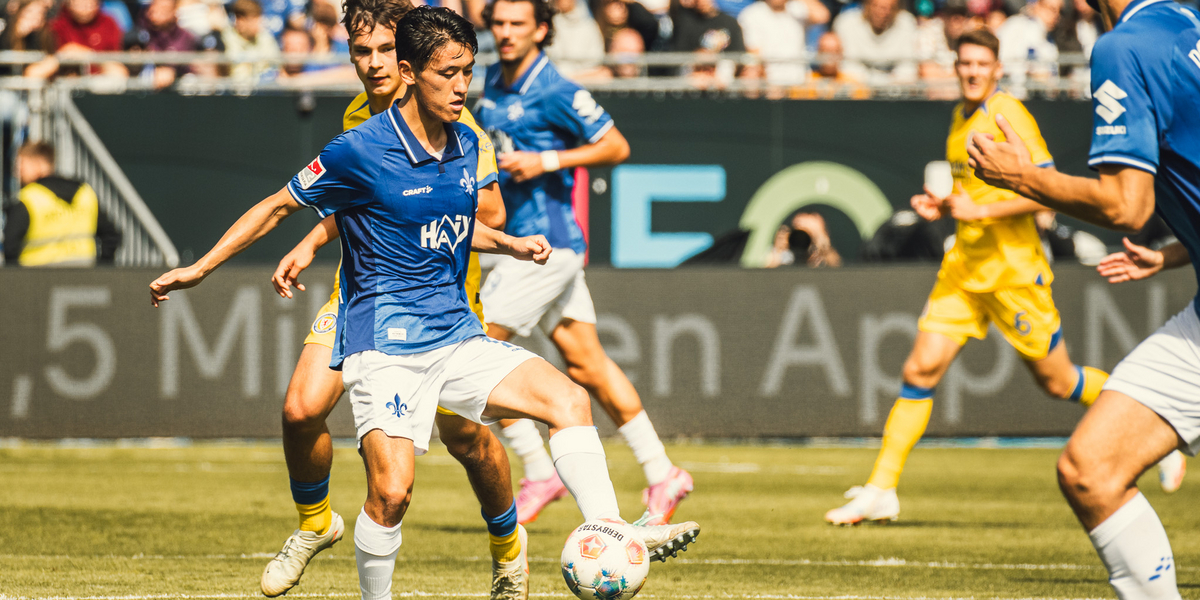 Hiroki Akiyama, Spieler vom SV Darmstadt 98, nimmt einen Pass mit dem linken Fuß an.