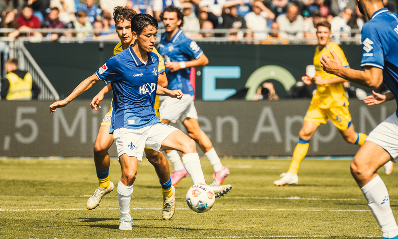 Hiroki Akiyama, Spieler vom SV Darmstadt 98, nimmt einen Pass mit dem linken Fuß an.